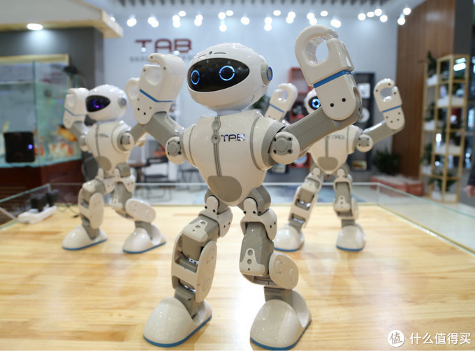 “塔塔”一款仿人形设计的智能陪伴型机器人